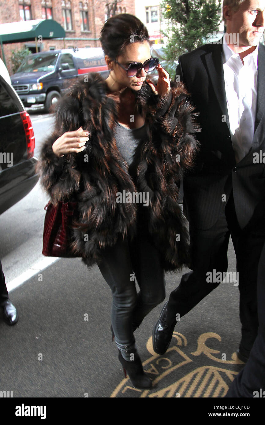 Victoria Beckham, carrying a rare dark red crocodile Hermes handbag,  arriving at her Manhattan hotel. New York City, USA Stock Photo - Alamy