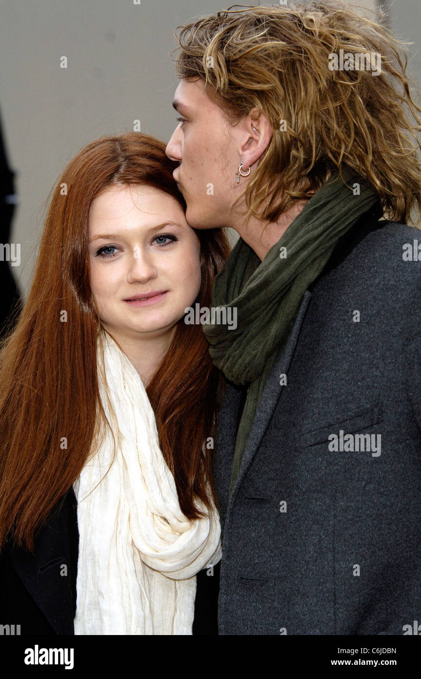 Bonnie Wright And Jamie Campbell Bower Kissing