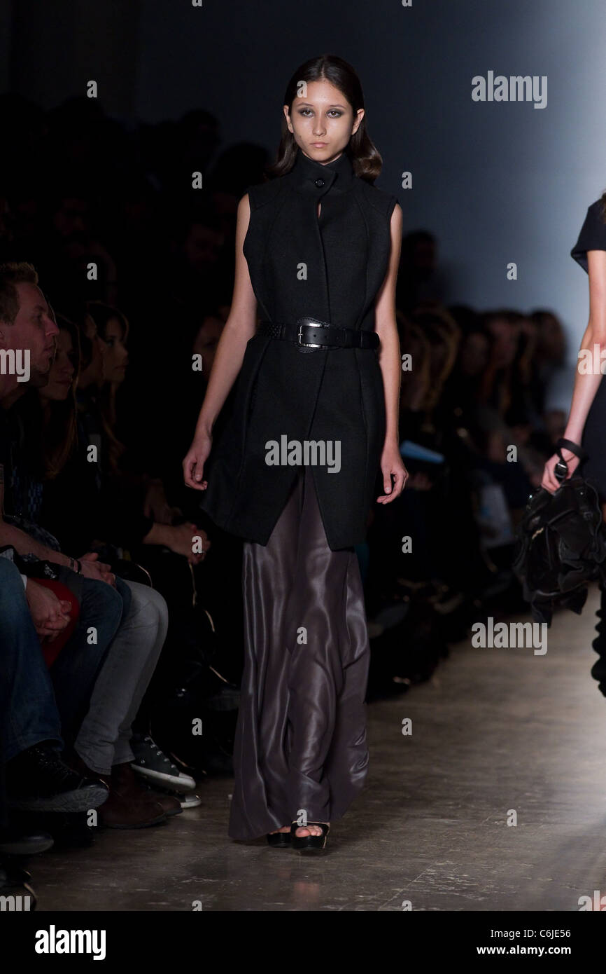 Model Lisbon Fashion Week CheckPoint Winter 2011 - Luis Buchinho ...