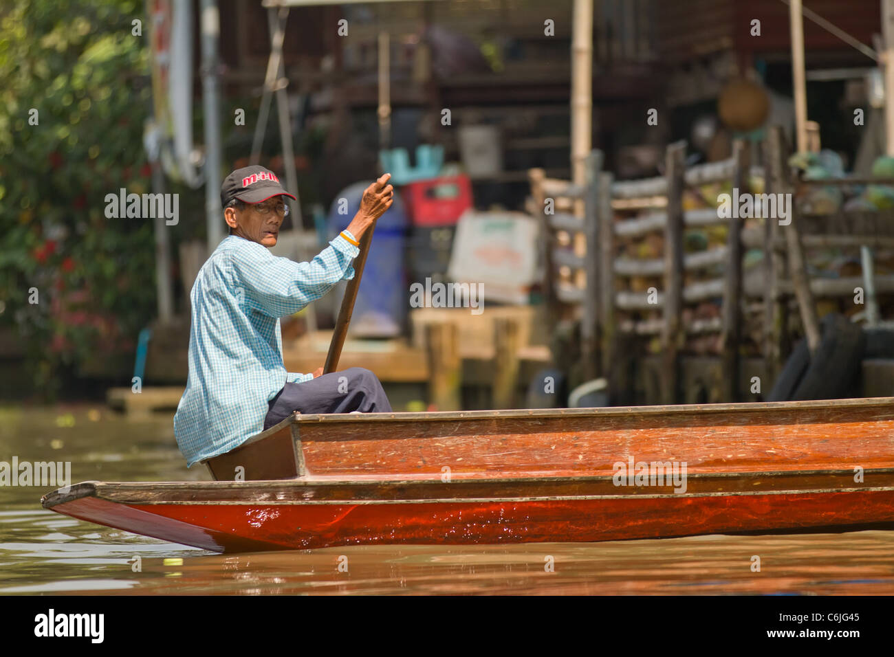 thai man rowing rowboat in Dumnuan Floating Market, Thailand Stock ...
