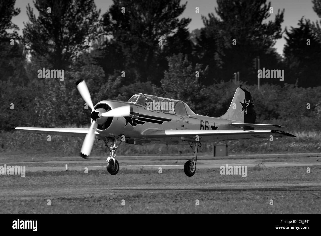 Aeroplane landing Black and White Stock Photos & Images - Alamy