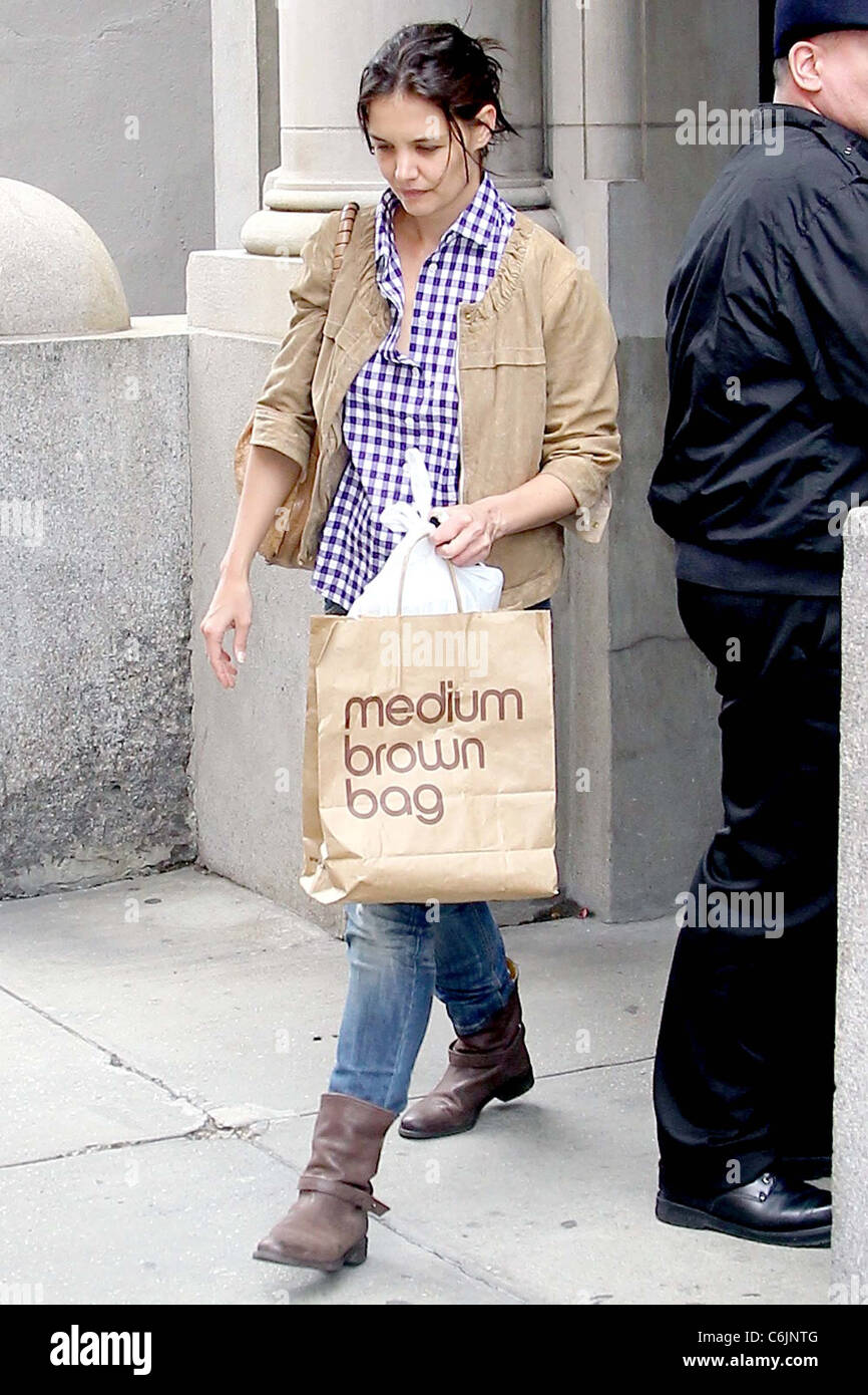 Katie Holmes leaving a Manhattan hotel carrying a shopping bag from Bloomingdale's New York City, USA - 09.04.10 Stock Photo