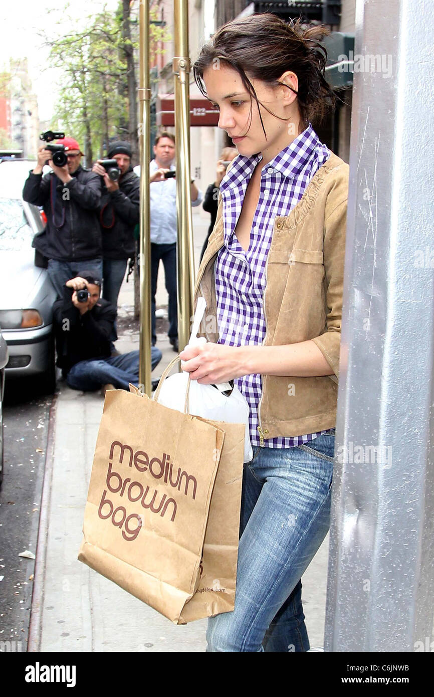 Katie Holmes leaving a Manhattan hotel carrying a shopping bag from Bloomingdale's New York City, USA - 09.04.10 Stock Photo