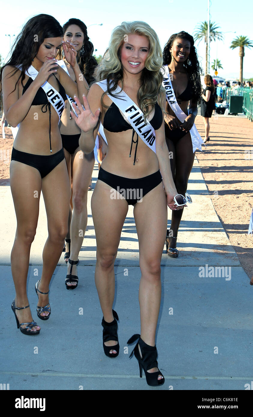 Miss Finland - Viivi Pumpanen 2010 Miss Universe contestant photo shoot at the 'Welcome to Las Vegas' sign on Las Vegas Stock Photo