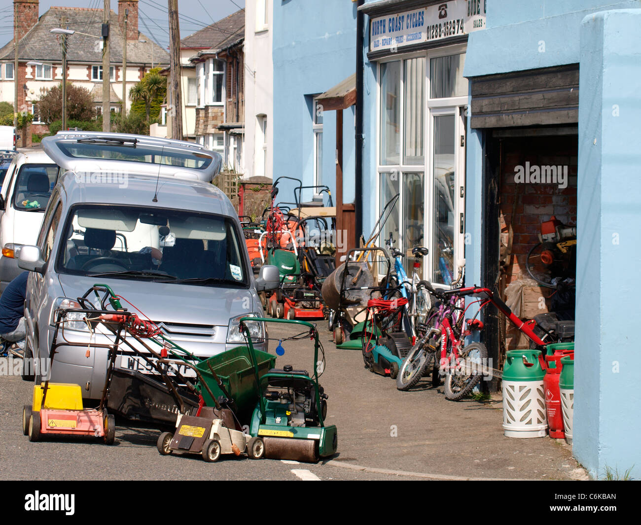 Old fashioned lawnmower hires stock photography and images Alamy