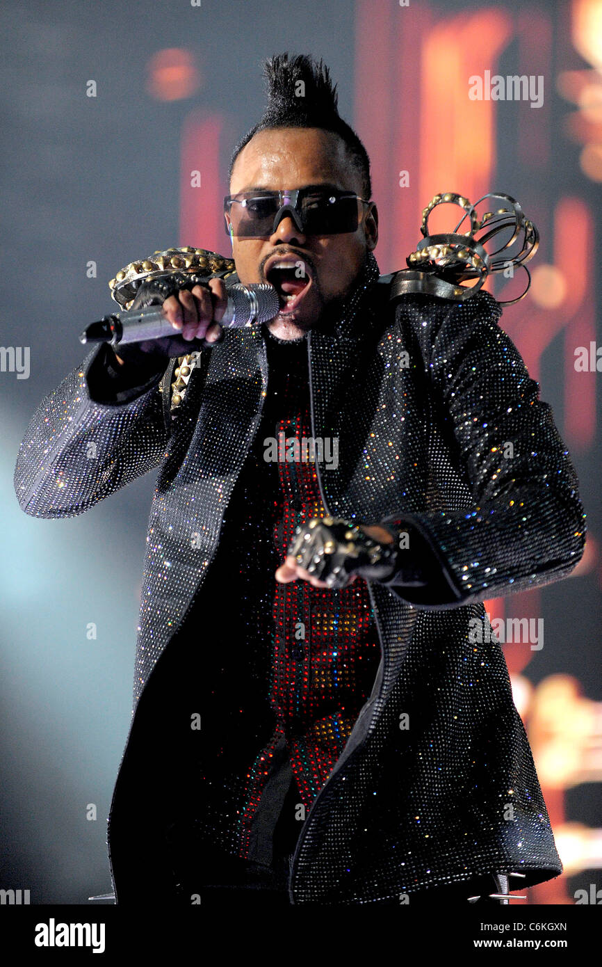 apl-de-ap-the-black-eyed-peas-perform-during-the-end-tour-at-the-air