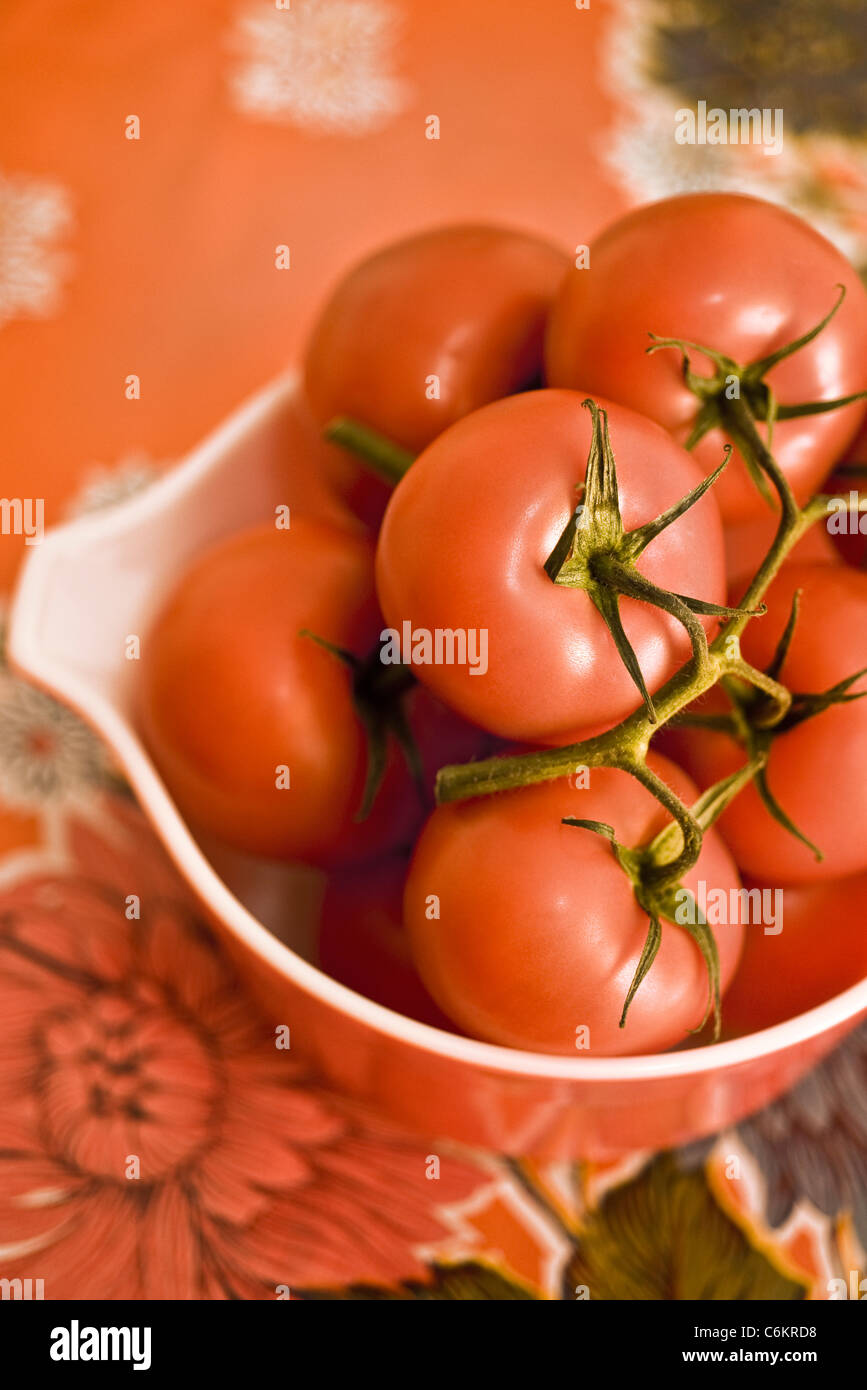 Ripe vine tomatoes in bowl Stock Photo - Alamy