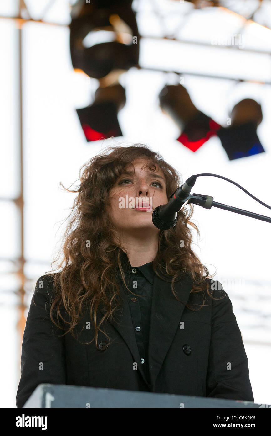 Watch Beach House's Victoria Legrand join Yo La Tengo for Velvet