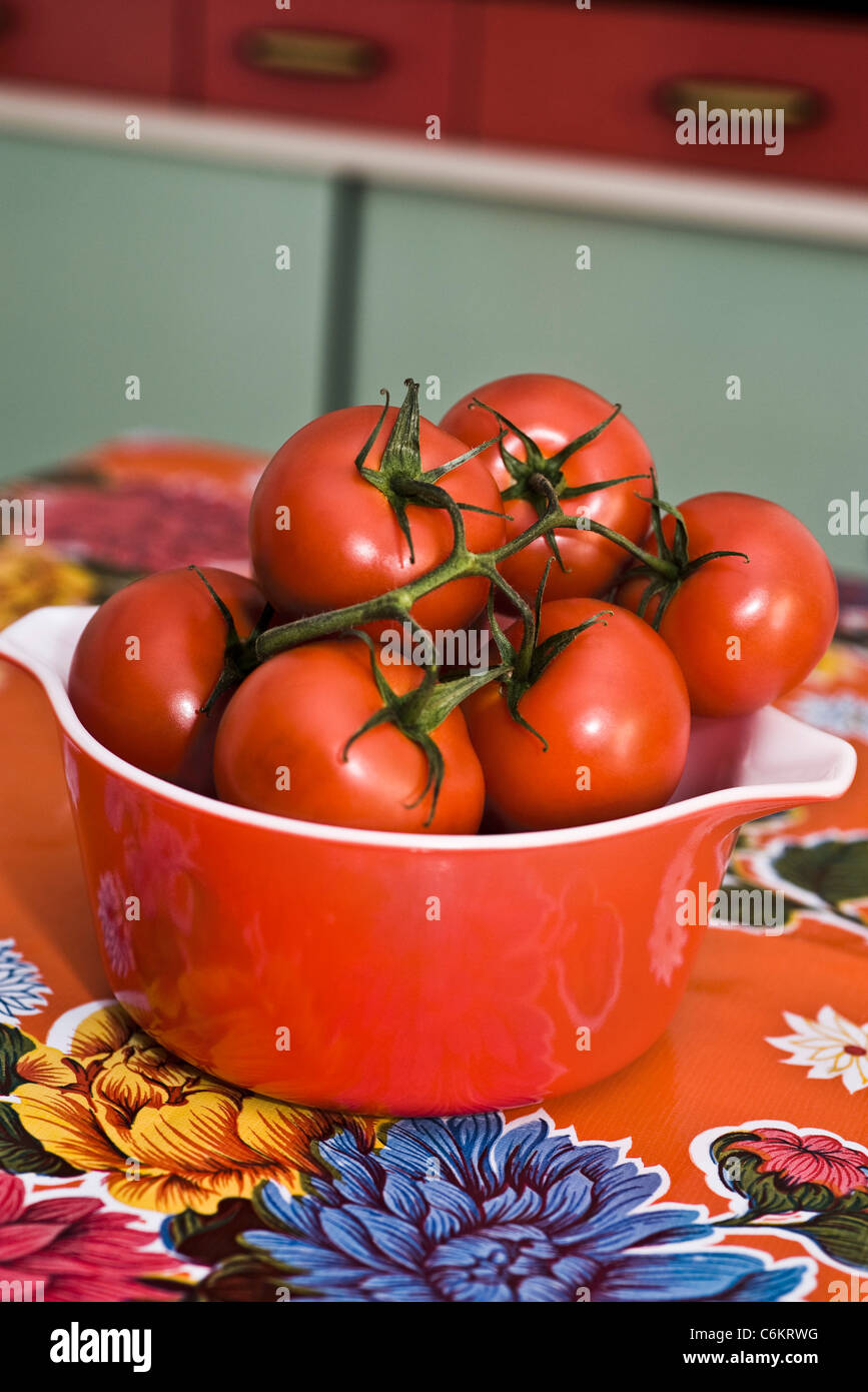 Ripe vine tomatoes in bowl Stock Photo - Alamy