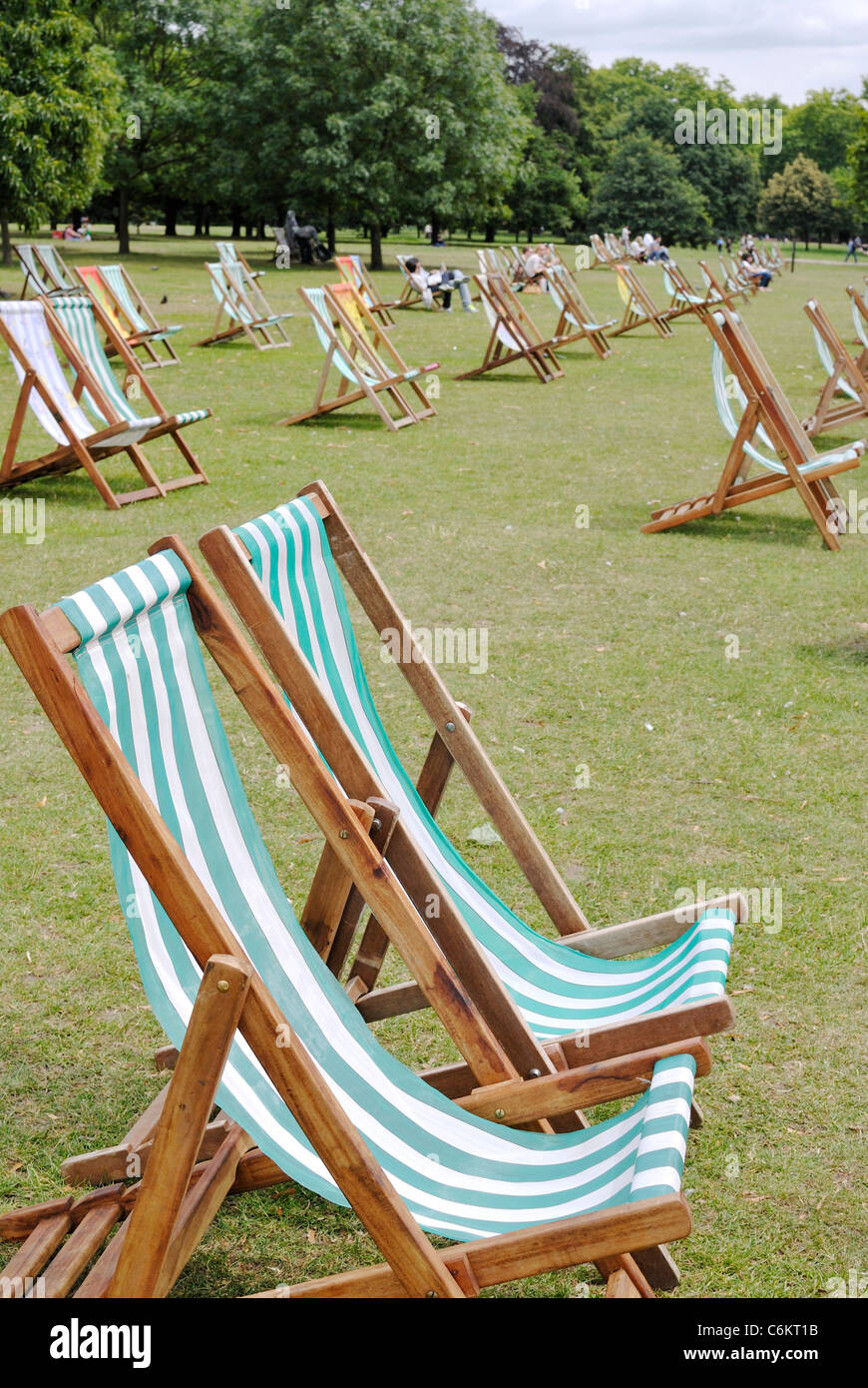 Deckchairs in hyde park london hi-res stock photography and images - Alamy