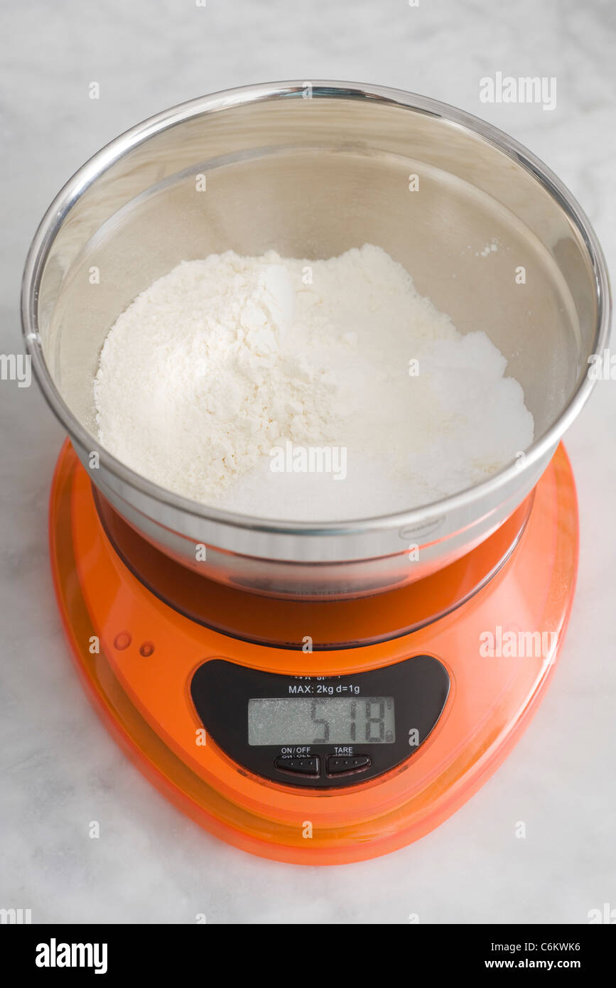 https://c8.alamy.com/comp/C6KWK6/flour-on-kitchen-scale-C6KWK6.jpg