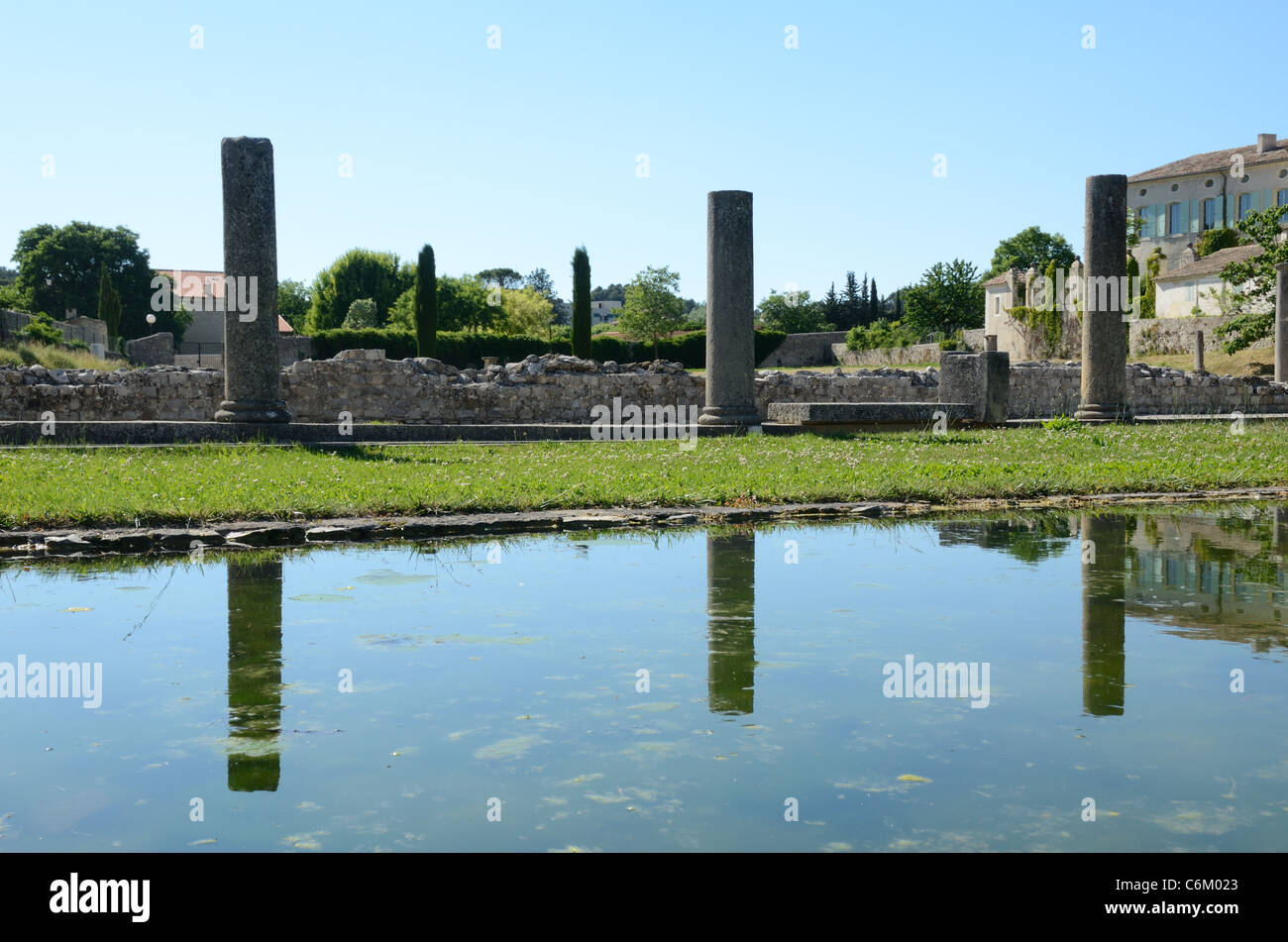 Roman Ruins and Columns Reflected in Courtyard Pool at the Roman Town of Vaison-la-Romaine, Vaucluse, Provence, France Stock Photo