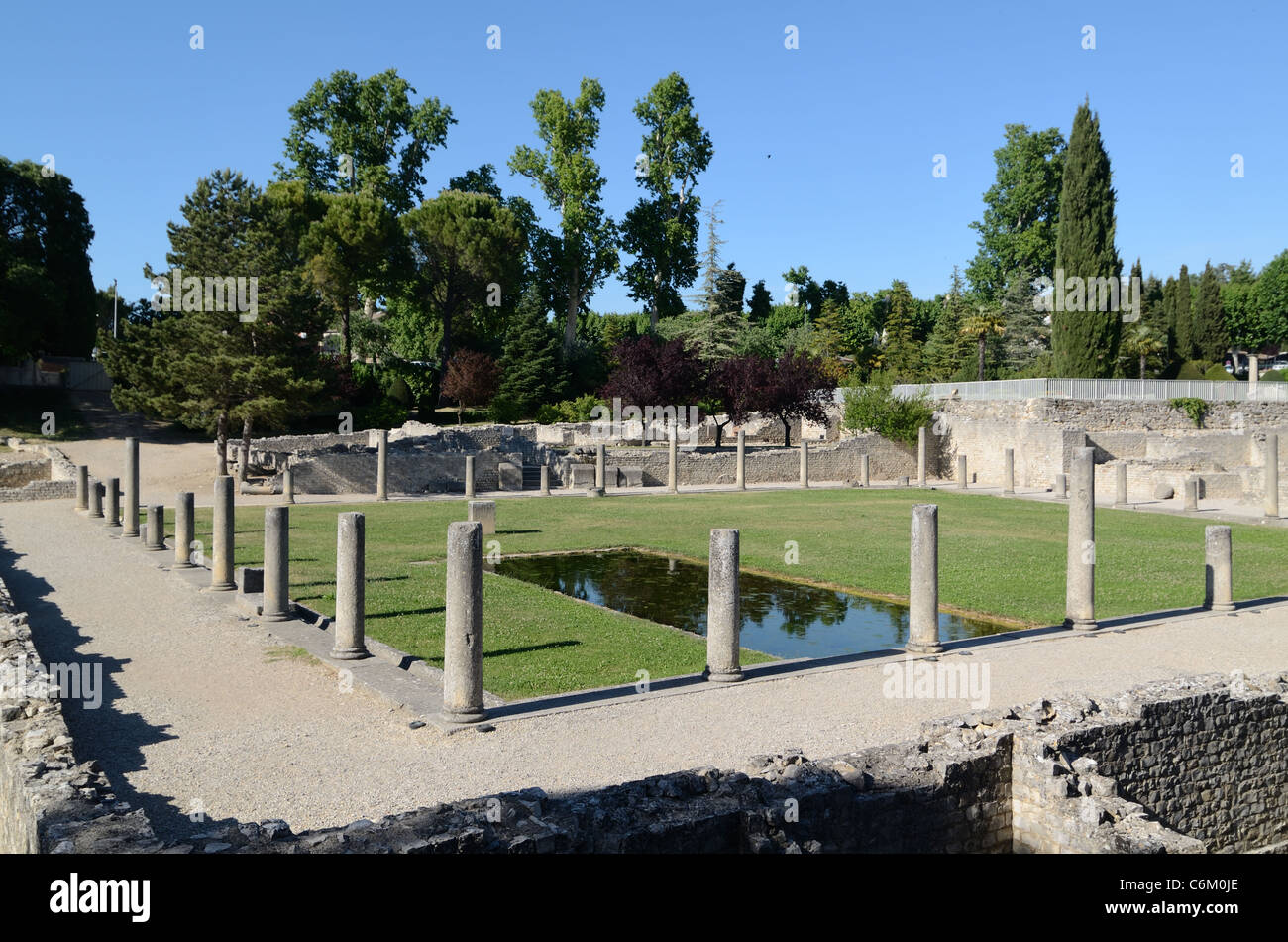 Roman Town & Ruins, Courtyard Gardens & Pool, Vaison-la-Romaine, Quartier de la Villasse, Vaucluse, Provence, France Stock Photo