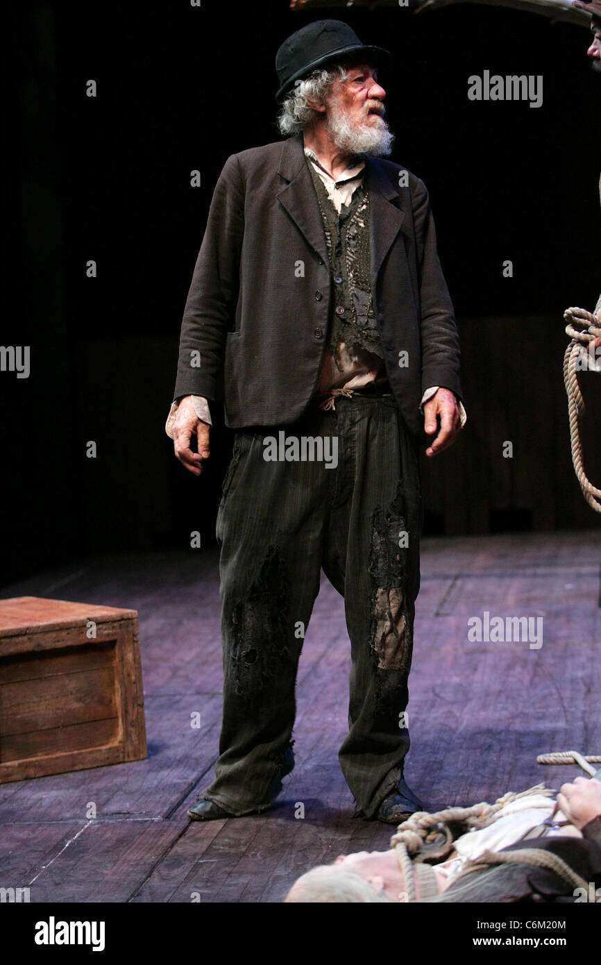 Sir Ian McKellen on stage rehearsing for the Samuel Beckett play 'Waiting  for Godot' Cape Town, South Africa - 29.07.10 Stock Photo - Alamy, image size:866x1390