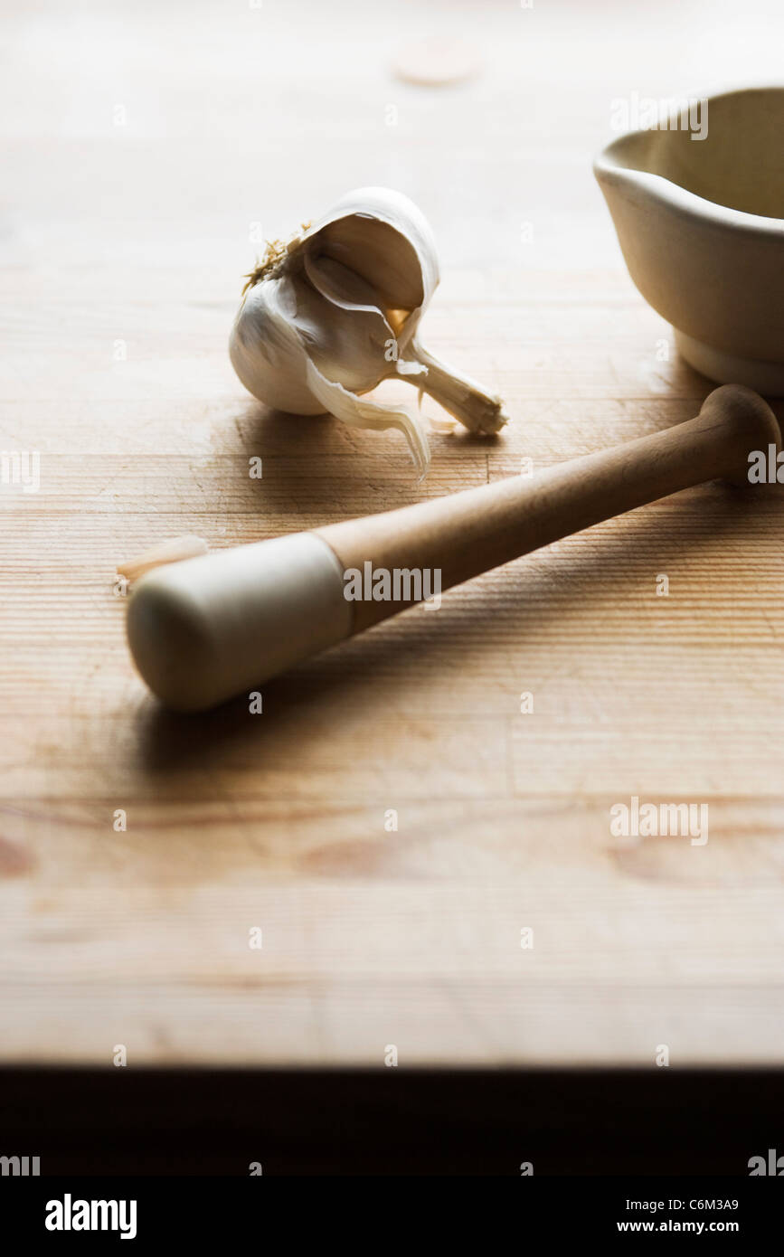 Garlic, mortar and pestle Stock Photo Alamy