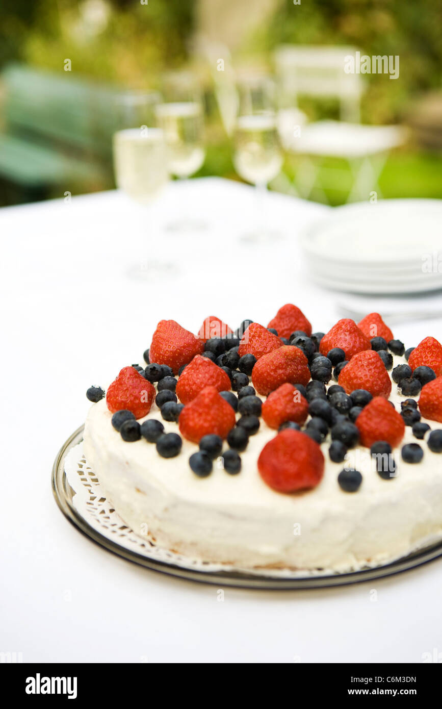 Strawberry blueberry cake Stock Photo - Alamy