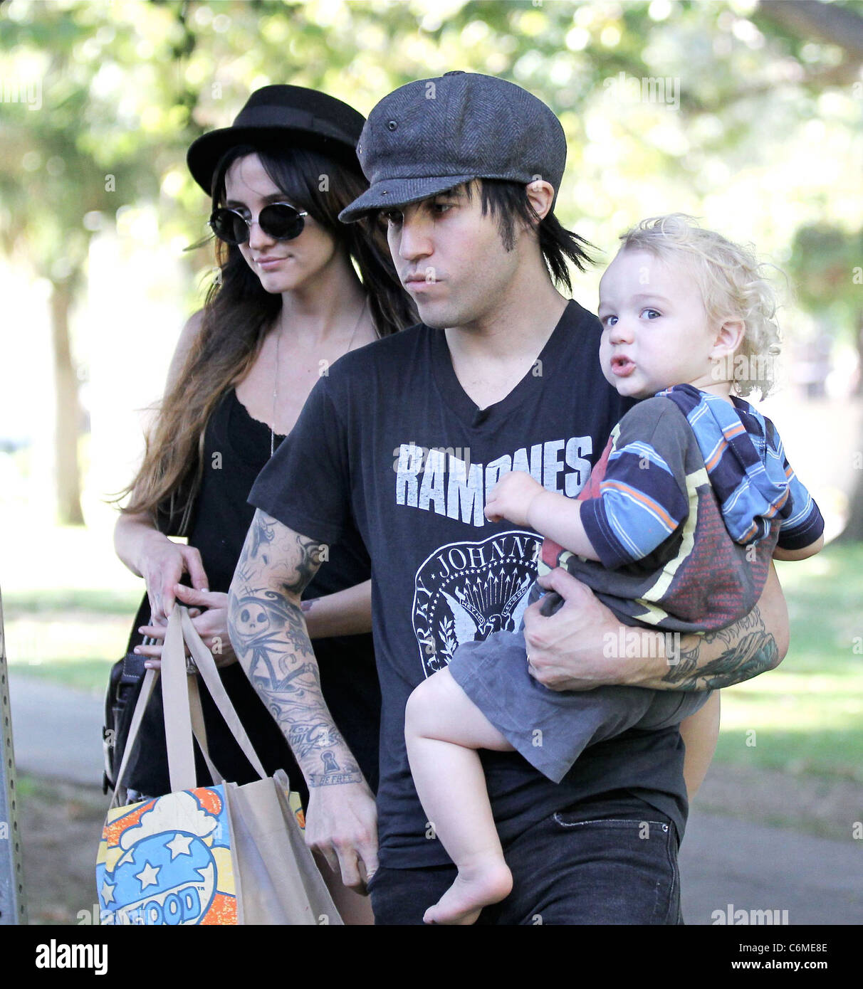 Pete Wentz, Ashlee Simpson and their son, Bronx Mowgli Wentz enjoy the day  at the park in LA Los Angeles, USA - 31.07.10 Stock Photo - Alamy