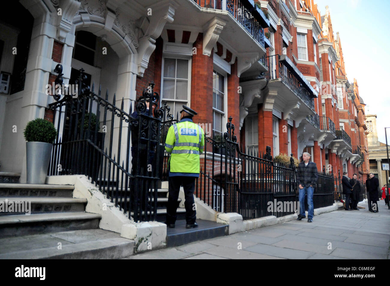 Atmosphere The body of Alexander McQueen is removed from his residence in  Green Street, Mayfair The fashion designer was found Stock Photo - Alamy