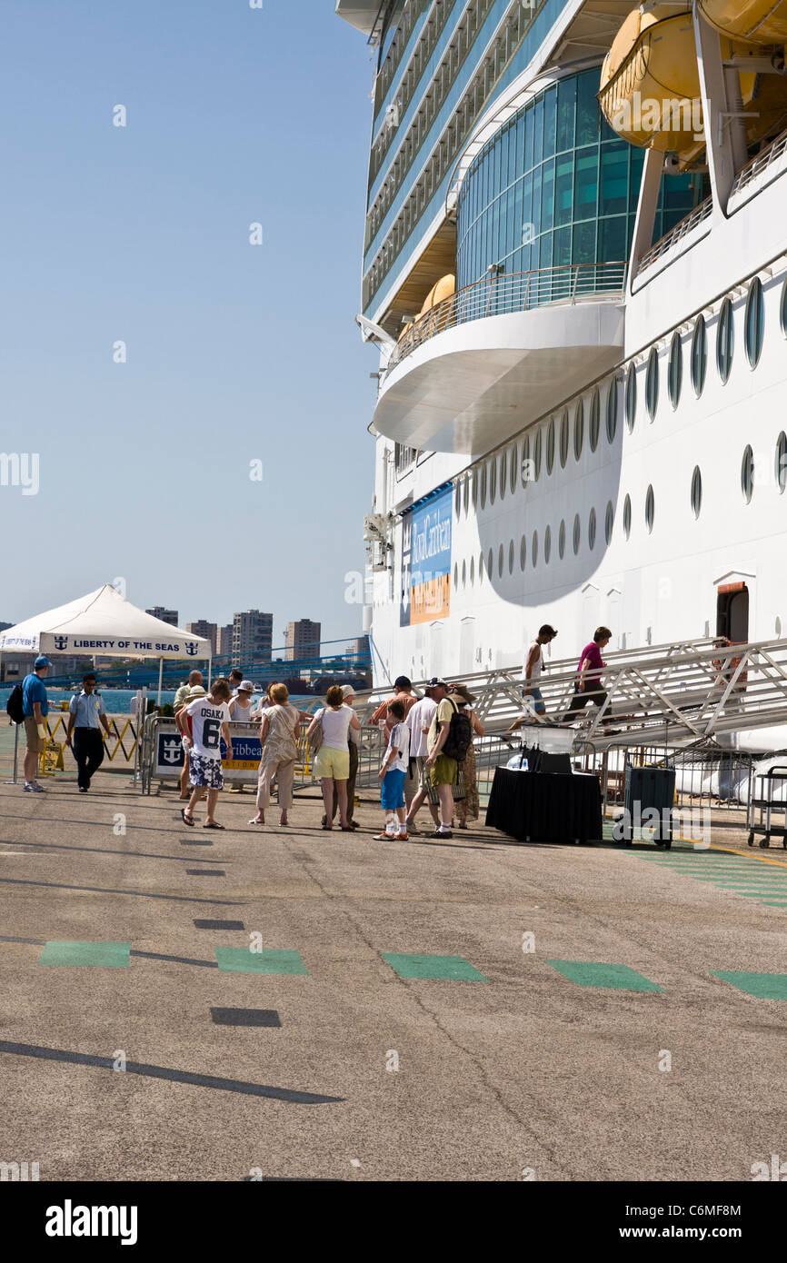 Passengers Boarding A Royal Carribean Cruise Ship Stock Photo Alamy passengers-boarding-a-royal-carribean-cruise-ship-stock-photo-alamy