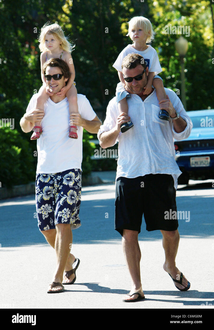 Liev Schreiber out with his son (R) and family friends in Brentwood Los  Angeles, USA- 24.07.10 Stock Photo - Alamy