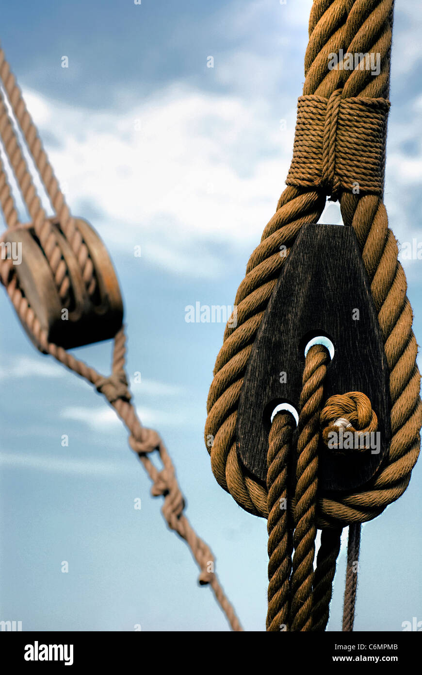 Natural fibre ropes and wooden tackle blocks Stock Photo Alamy