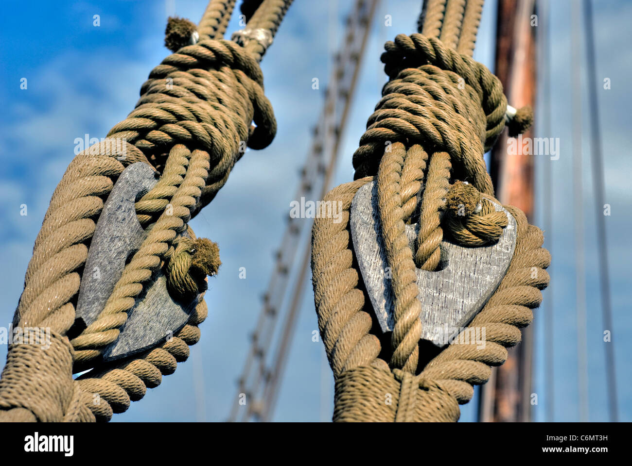 Natural fibre ropes and wooden tackle blocks Stock Photo Alamy