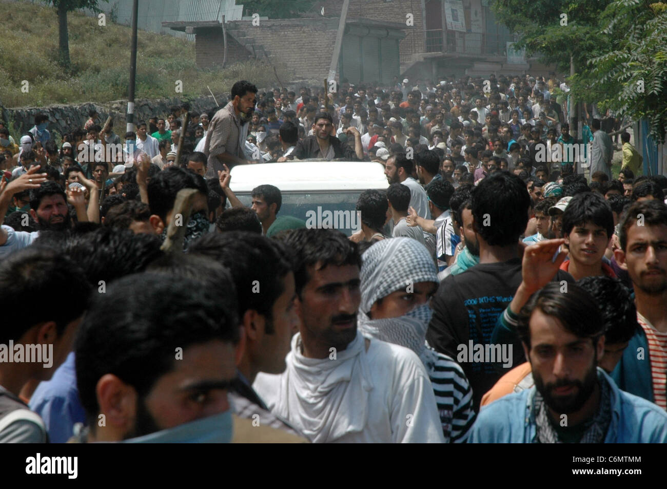 Kashmiri Muslims shout anti-iIndian slogans and chanting "we want ...