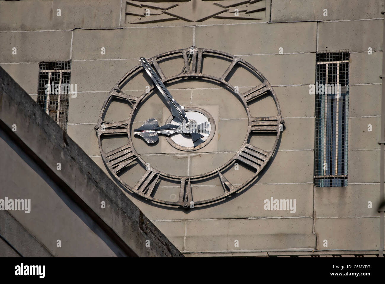 Art deco clock face on hi-res stock photography and images - Alamy