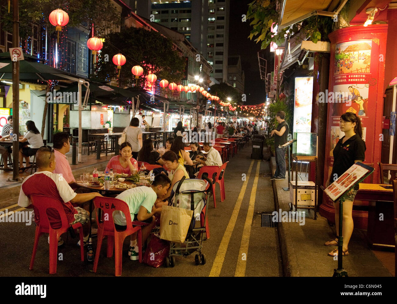 Eating outside singapore hi res stock photography and images Alamy