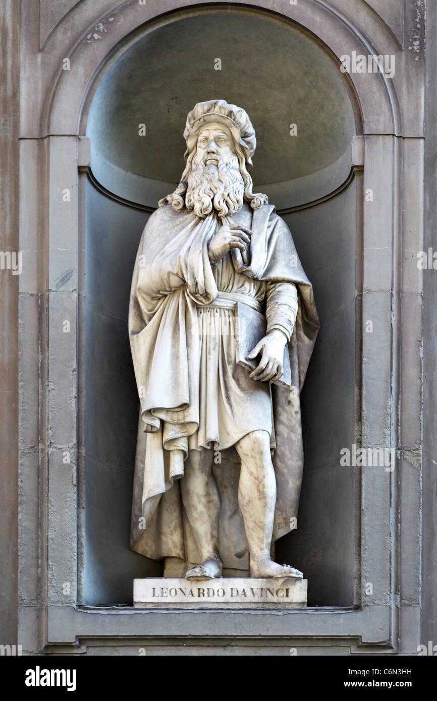 Statue of Leonardo da Vinci in court of Uffizi Gallery, Florence, Italy  Stock Photo - Alamy