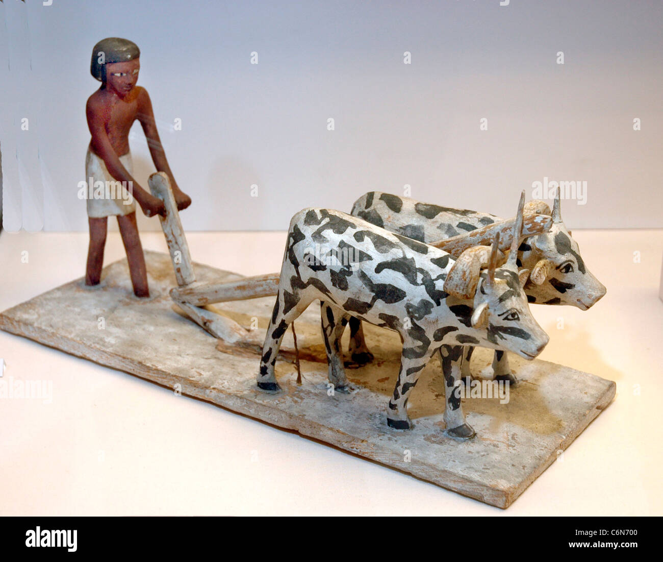 935. WOODEN MODEL OF PLOWING WITH A PAIR OF OXEN, SECOND MILLENNIUM B.C. Stock Photo