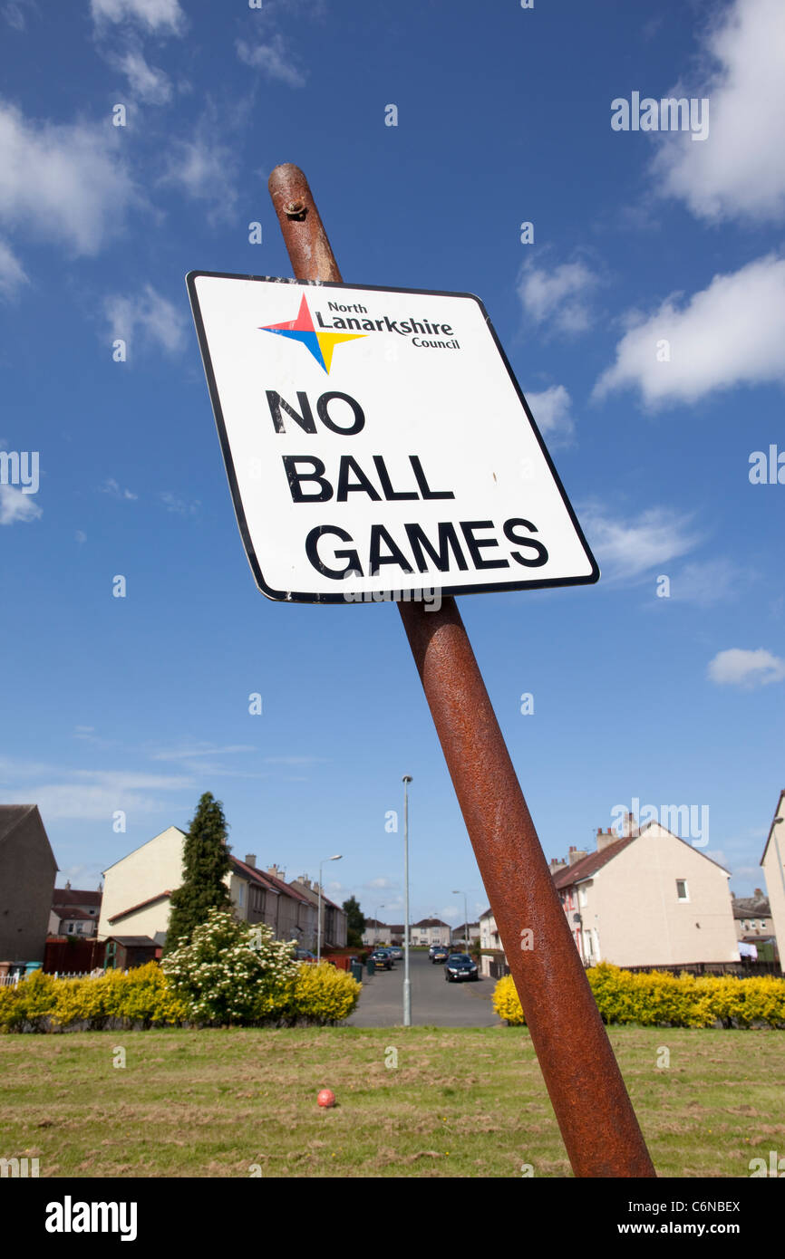 'No Ball Games' sign where Sir Matt Busby first kicked a football on the village green of Orbiston, Scotland. Photo:Jeff Gilbert Stock Photo