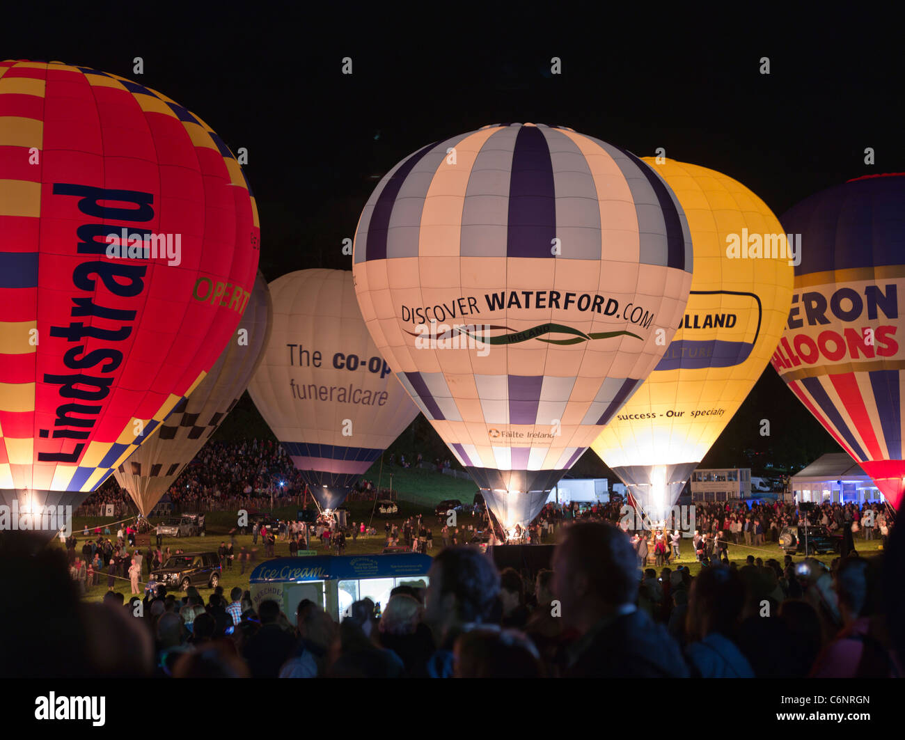 dh Bristol Balloon Festival ASHTON COURT FIESTA BRISTOL ENGLAND UK Hot air balloons light up at night display international festivals Stock Photo