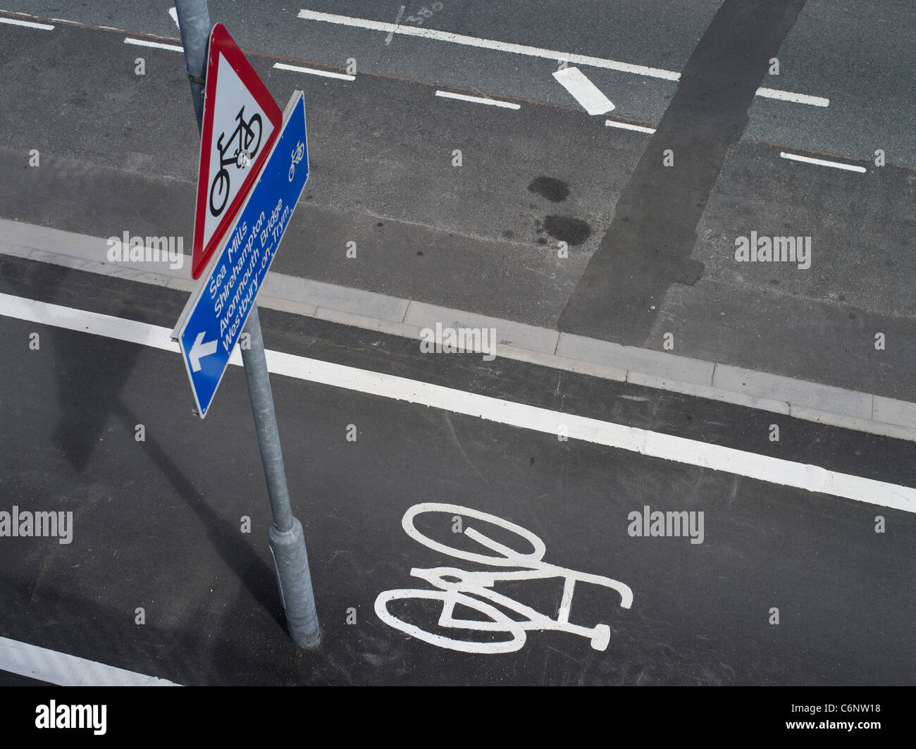 dh  CYCLING TRANSPORT Bristol cycle path sign cyclist pavement Stock Photo