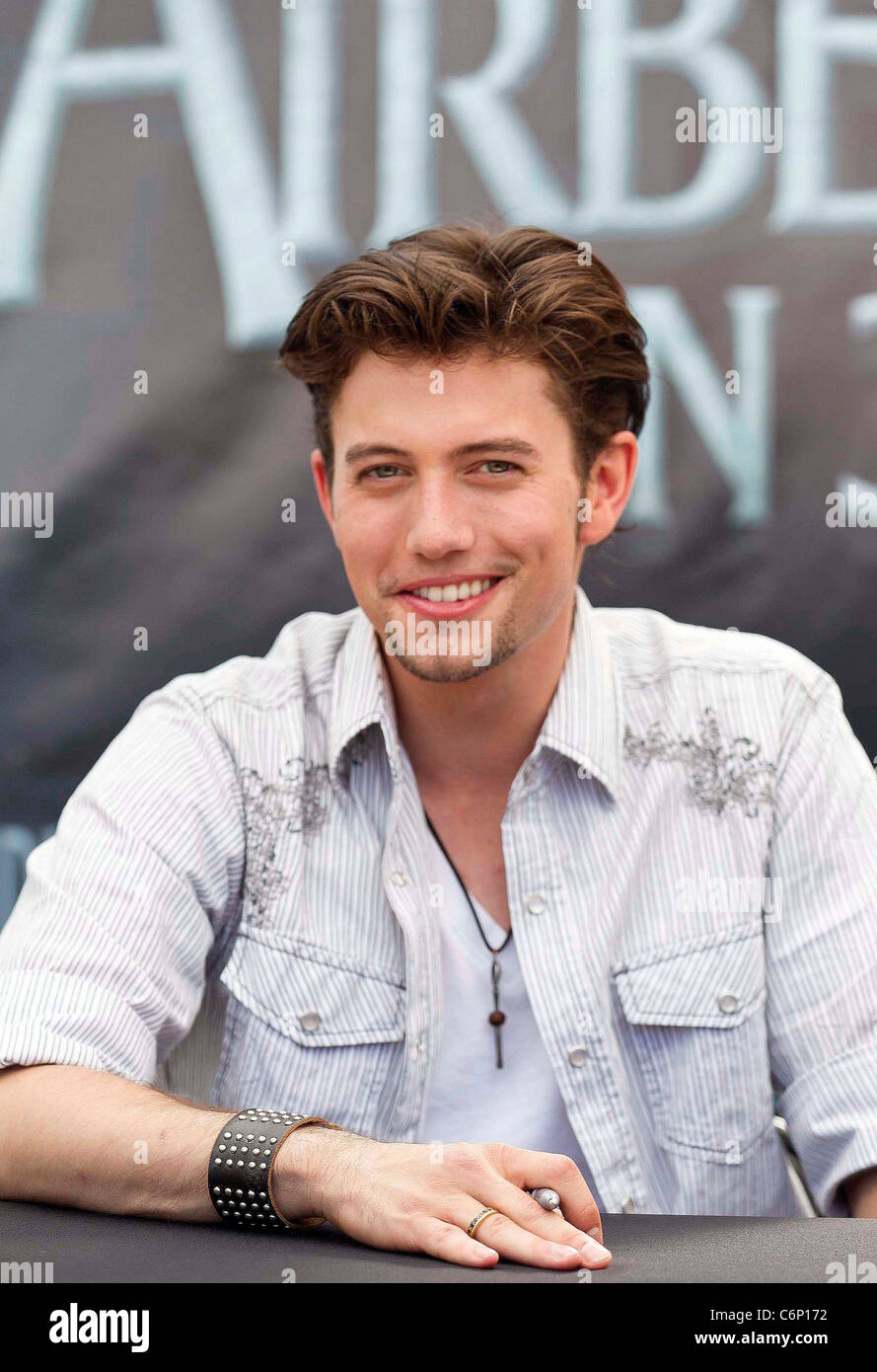 Jackson Rathbone 'The Last Airbender' stars Jackson Rathbone and Nicola Peltz hold a signing and PA session at Six Flags Stock Photo