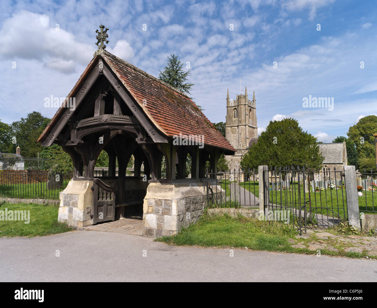 dh St James Church AVEBURY WILTSHIRE Churchyard lychgate entrance to graveyard Stock Photo