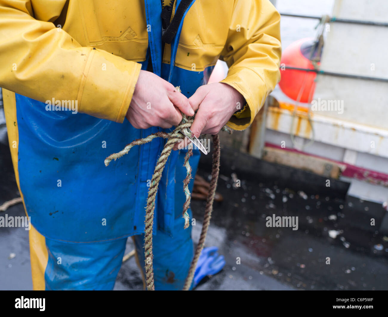 dh Fisherman splices rope FISHING ORKNEY Fishermen splicing rope splice spiced ropes man joining spice Stock Photo