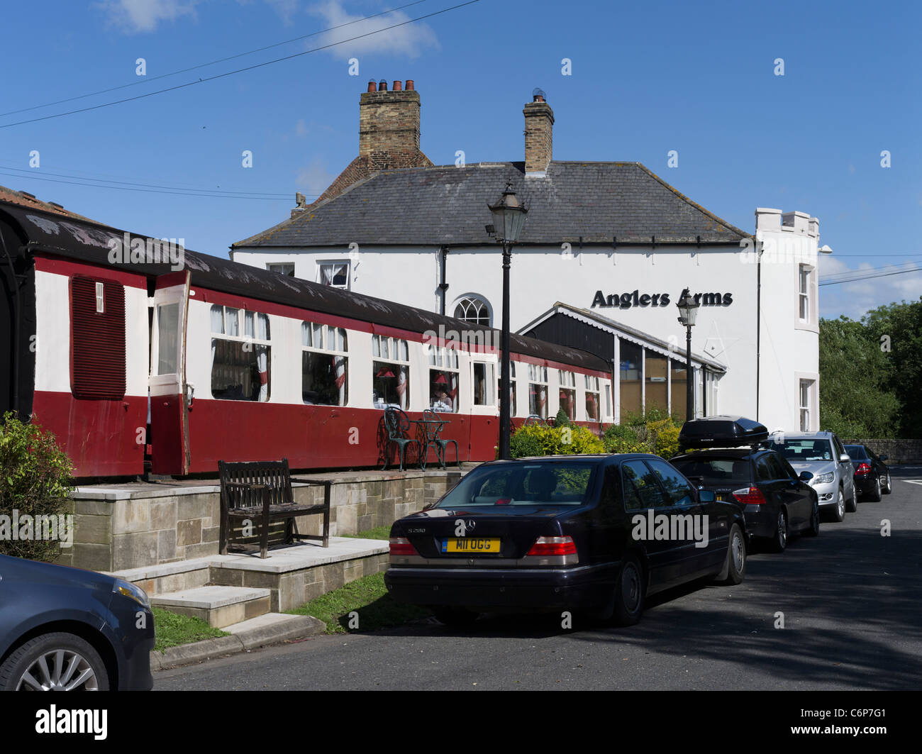dh The Anglers Arms WHELDON BRIDGE NORTHUMBRIA English country public house dining car in railway carriage uk pub northumberland pubs Stock Photo