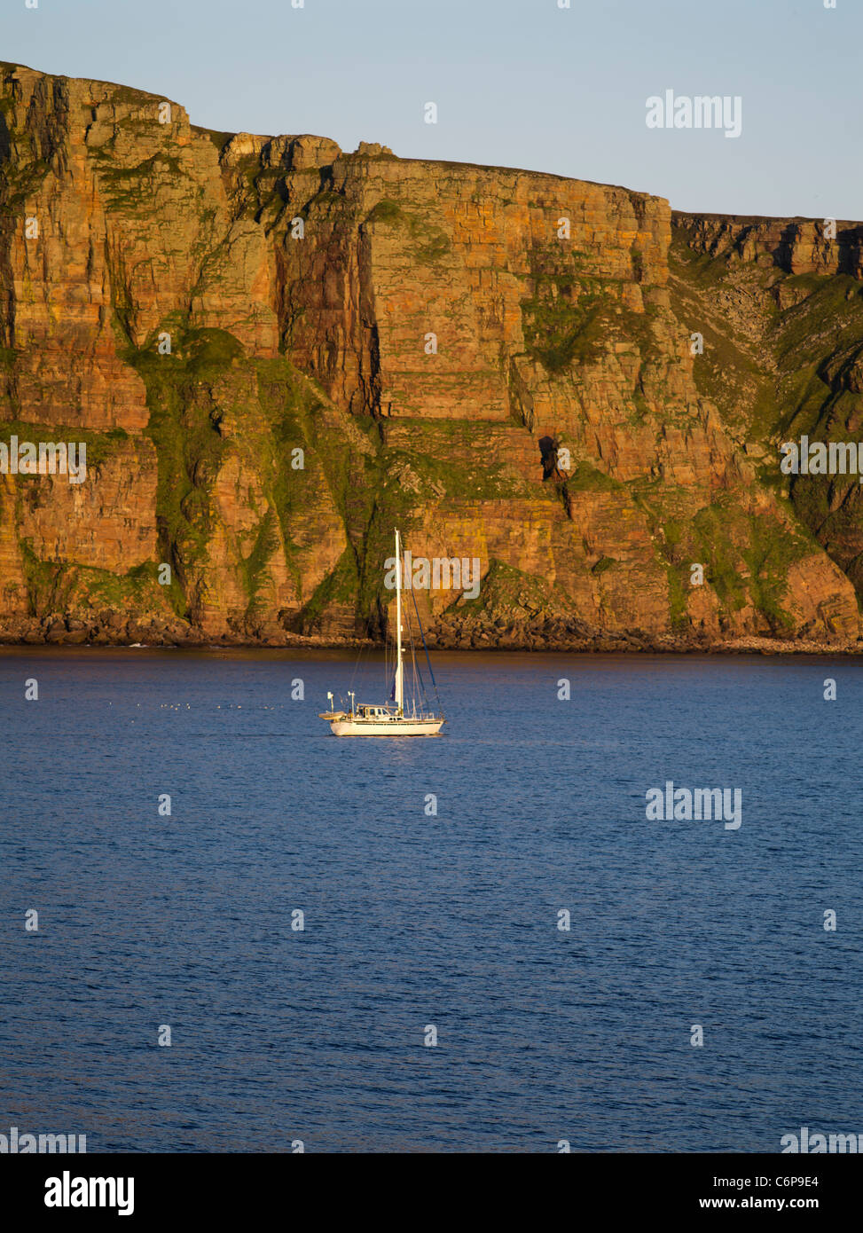 dh  HOY ORKNEY Yacht sailing off St Johns Head Hoy seacliffs cruising scotland boats sea Stock Photo