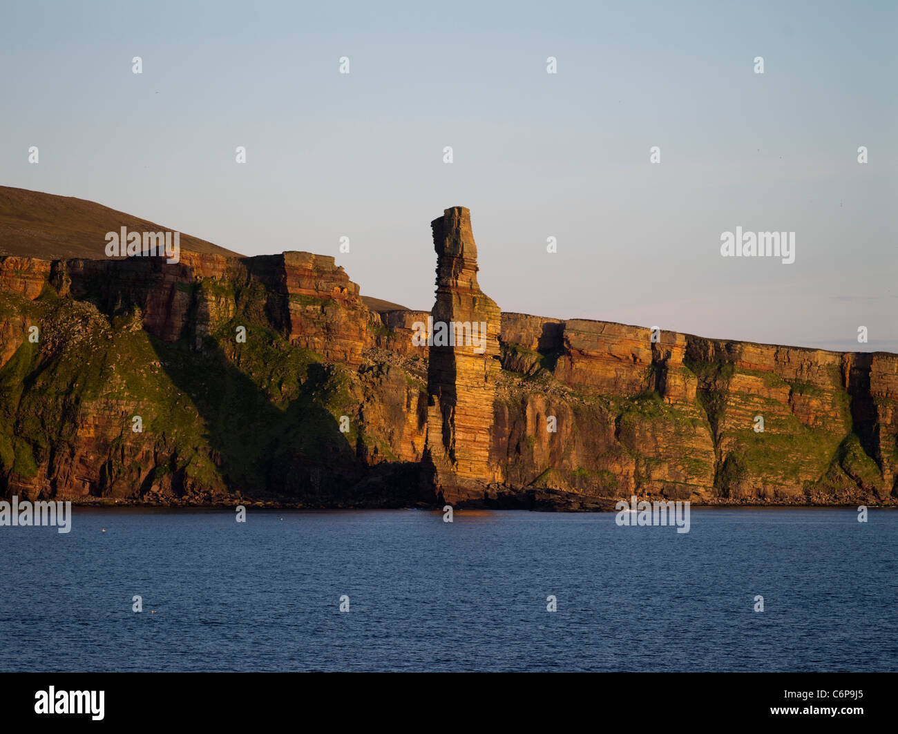 dh Old Man of Hoy HOY ORKNEY Red sandstone sea stack seacliff coast scottish scotland cliffs Stock Photo