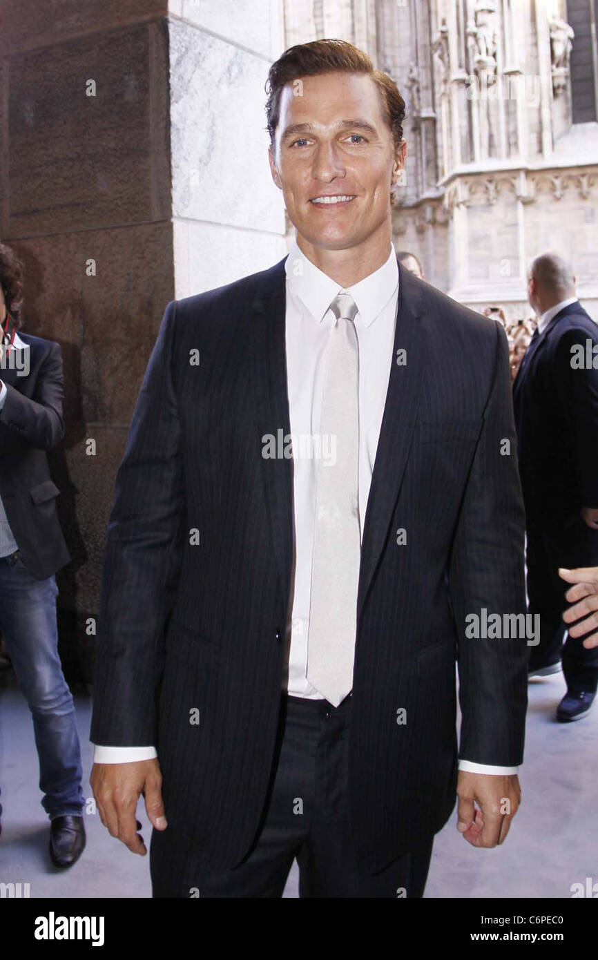 Matthew McConaughey promotes the latest Dolce & Gabbana perfume, The One  for Men, at Piazza Duomo shopping centre Milan, Italy Stock Photo - Alamy