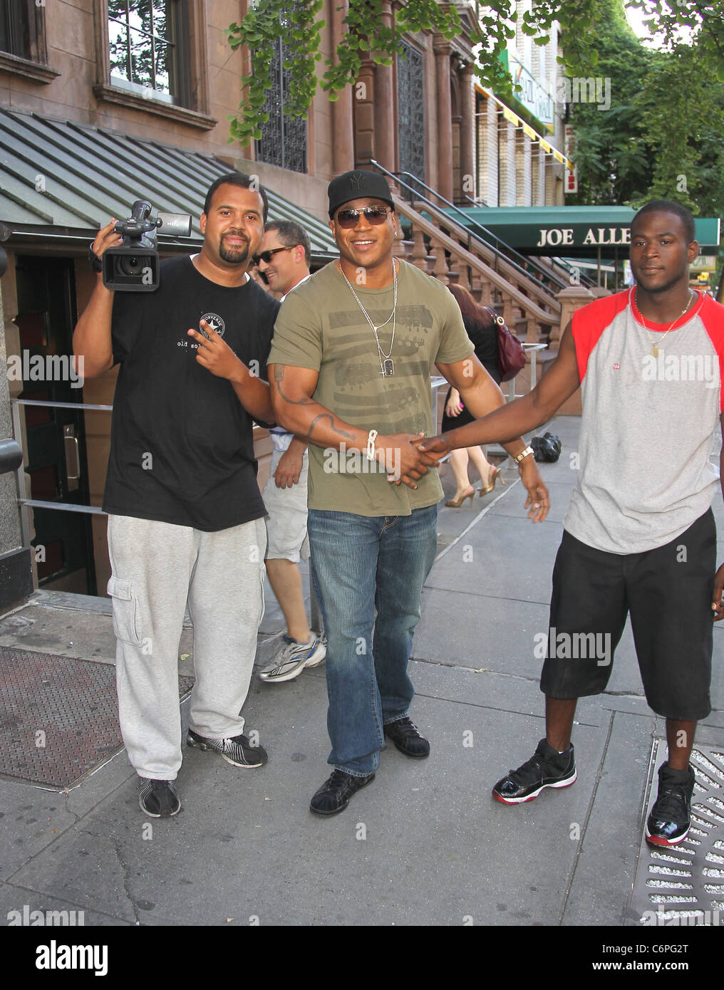 LL Cool J aka James Todd Smith meets fans as he walks through Manhattan New  York City, USA - 21.06.10 Stock Photo - Alamy, image size:1016x1390