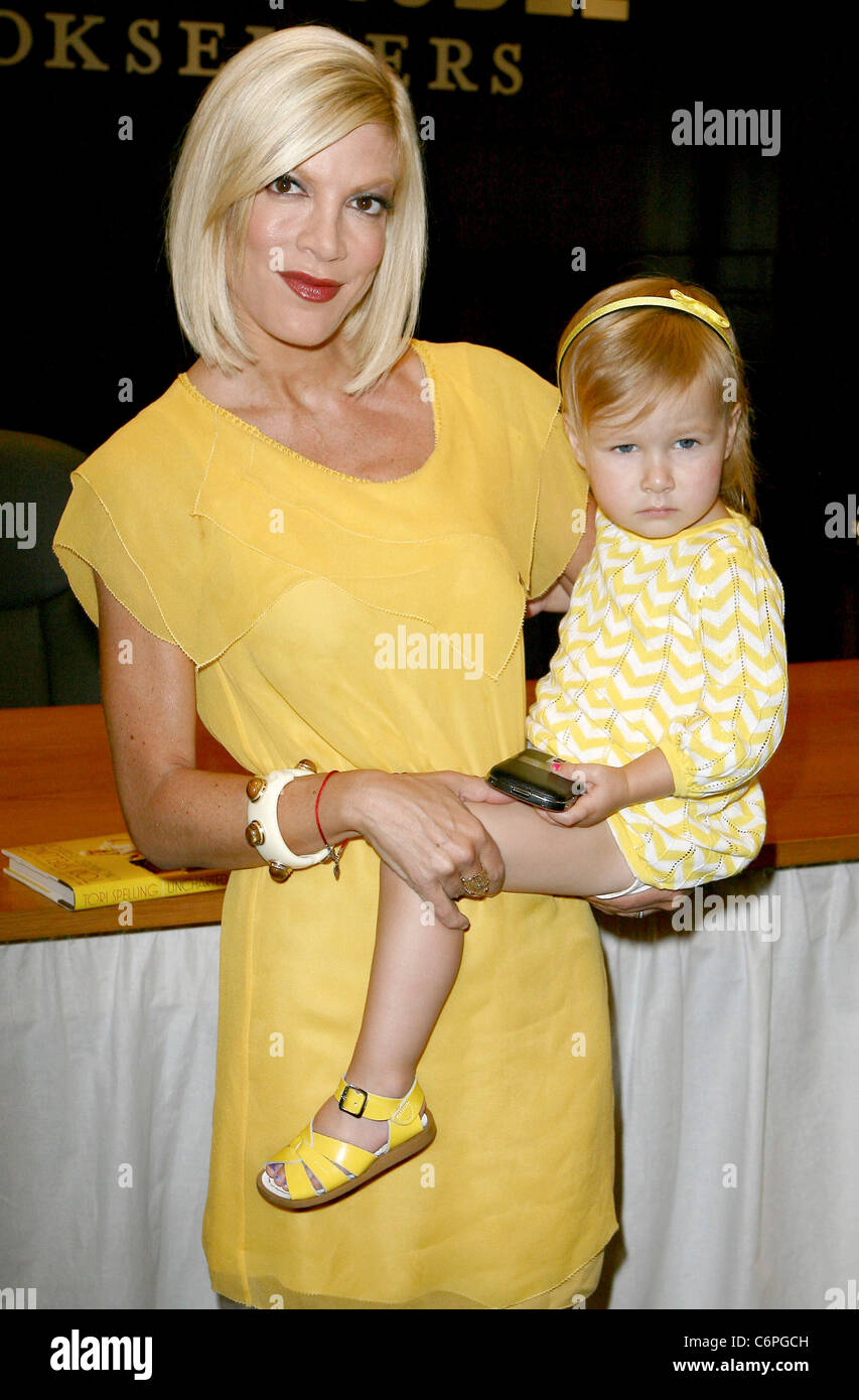 Tori Spelling and daughter Stella McDermott Tori Spelling signs copies ...