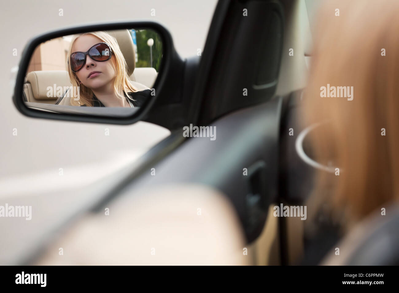 Duas Meninas Adolescentes Felizes Que Olham No Espelho Imagem de Stock -  Imagem de feliz, amizade: 78765541