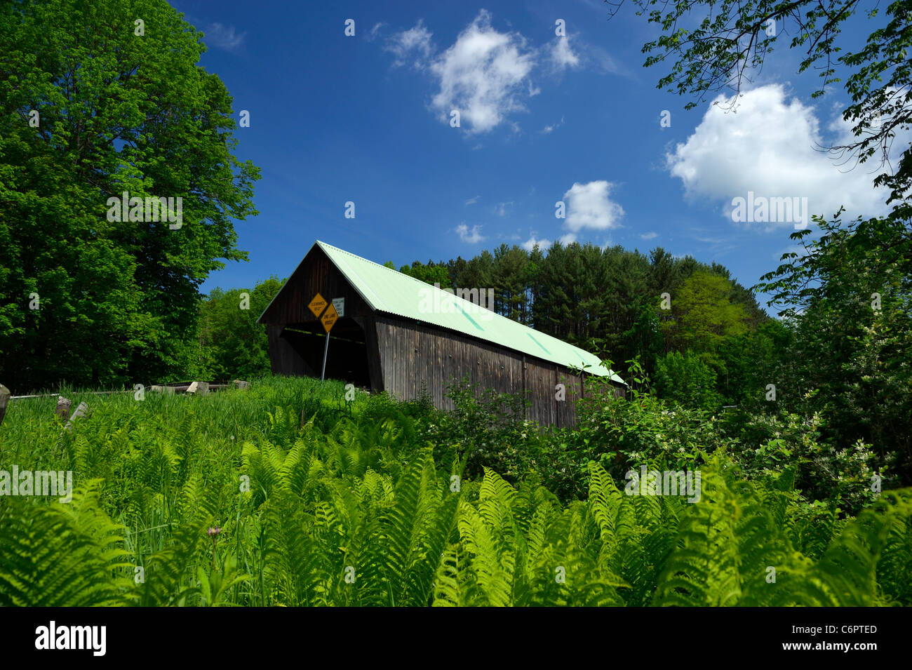 Wooden covered bridge near Woodstock, Vermont VT Stock Photo - Alamy