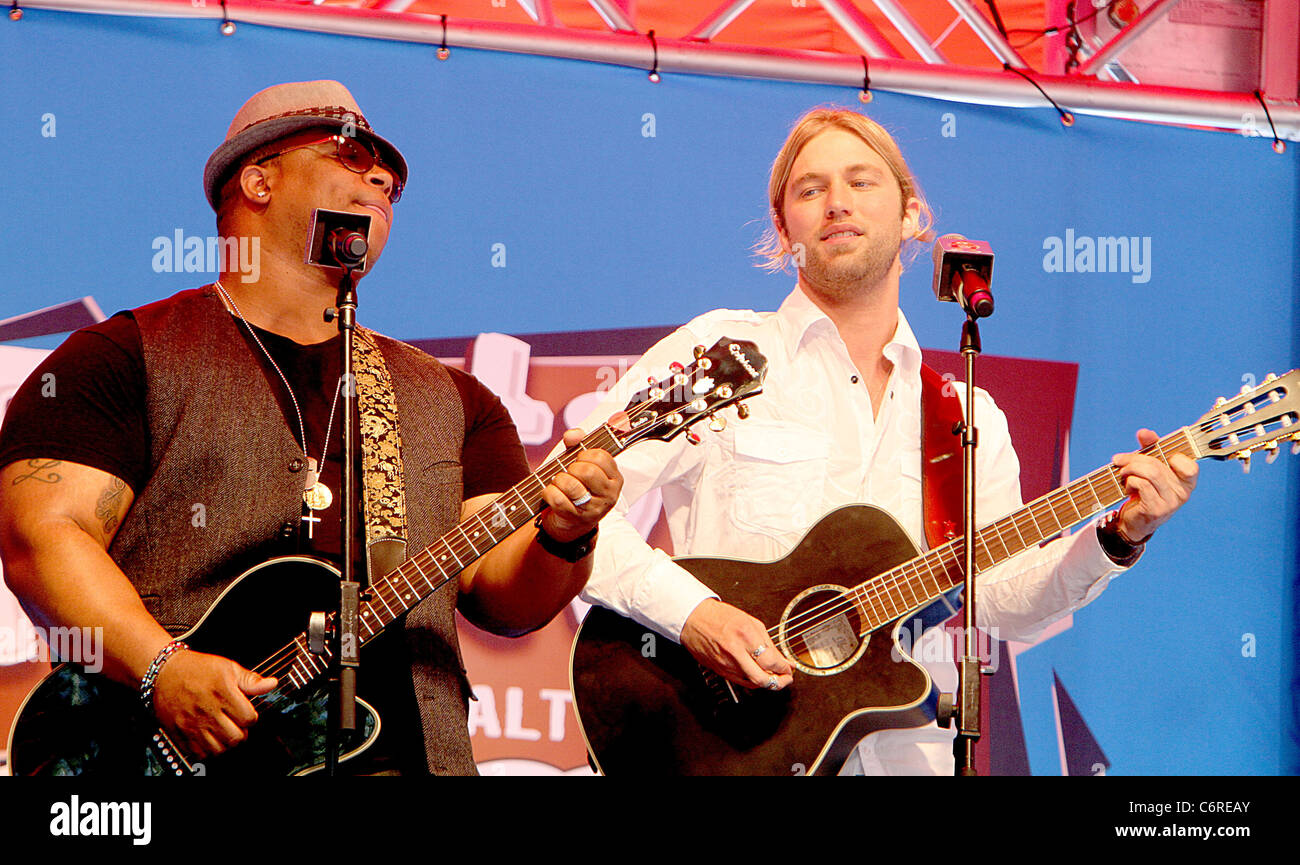 Michael Lynche and Casey James from American Idol perform a short(02)