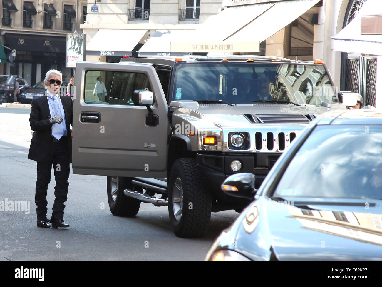 Karl Lagerfeld arrives at Elysee palace in a Hummer Paris, France -  03.06.10 Stock Photo - Alamy