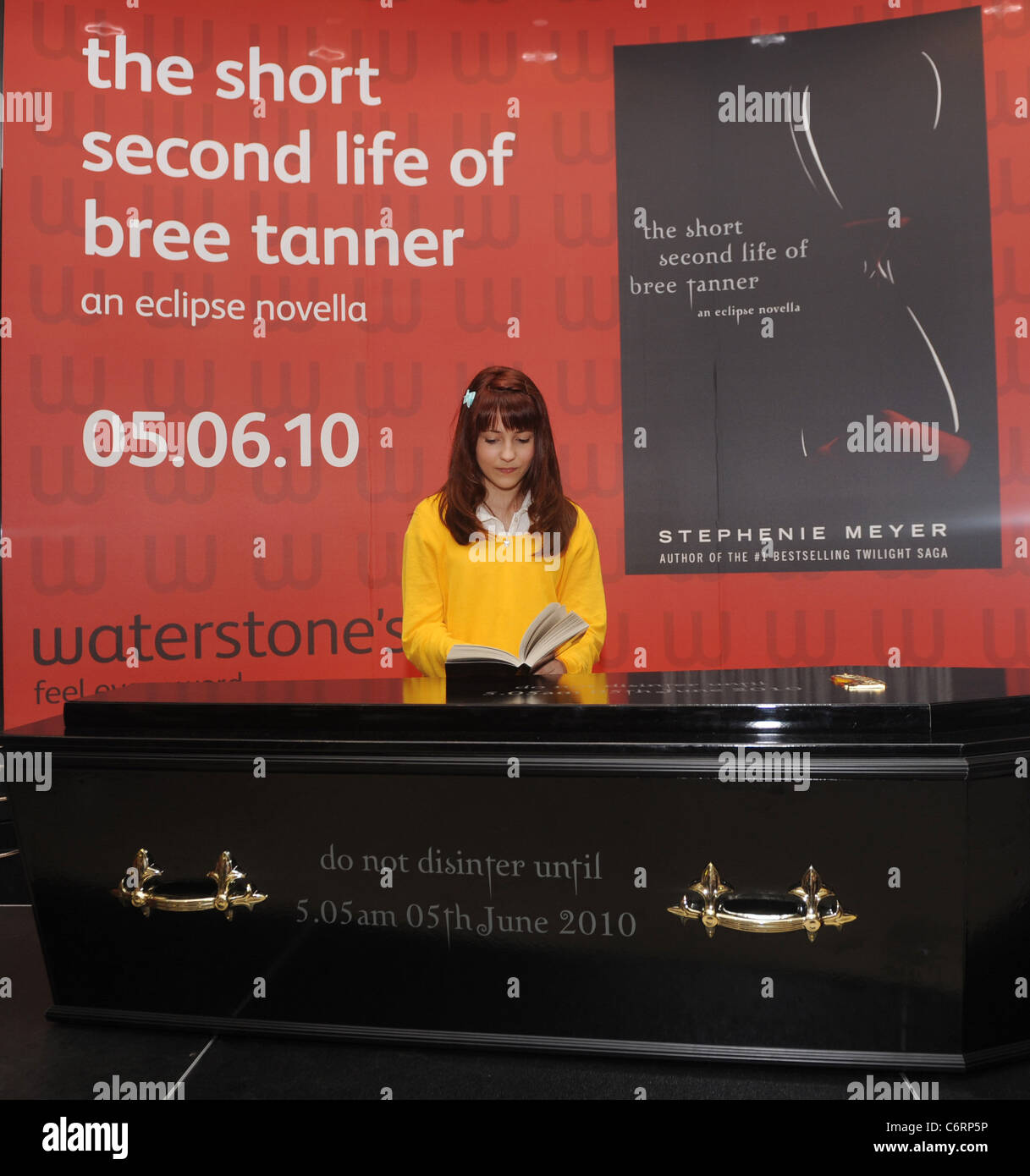 Book promotion coffin the short second life of bree tanner hi-res stock  photography and images - Alamy