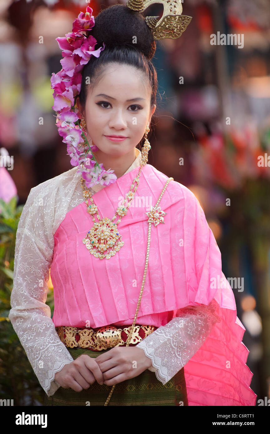 PHAYAO, THAILAND - MARS 05 2011: Thai woman parade  during festival in honor  to Phayao founder King Ngam Muang Stock Photo