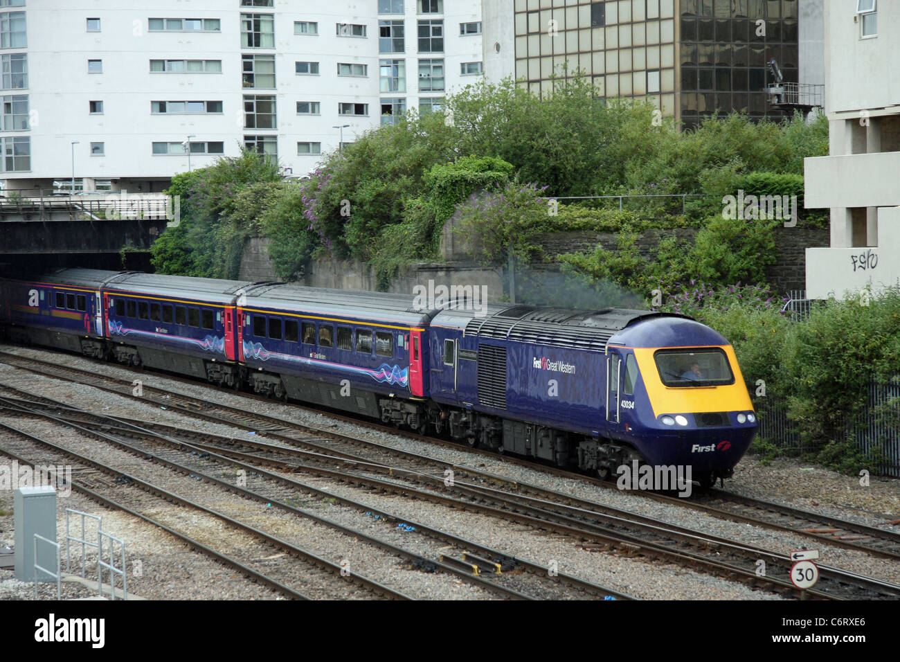 A First Great Western HST departs from Cardiff for London 28/6/2009 Stock Photo